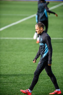 LEVERKUSEN, ALMANY - 30 Eylül 2024 Florian Wirtz Pratiği. Bayer 04 Leverkusen ile Bayarena 'da AC Milan arasında oynanan UEFA Şampiyonlar Ligi karşılaşması