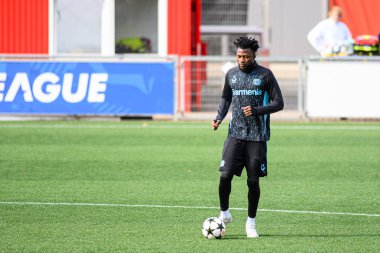 LEVERKUSEN, ALMANY - 30 Eylül 2024 Edmond Tapsoba, Uygulama. Bayer 04 Leverkusen ile Bayarena 'da AC Milan arasında oynanan UEFA Şampiyonlar Ligi karşılaşması