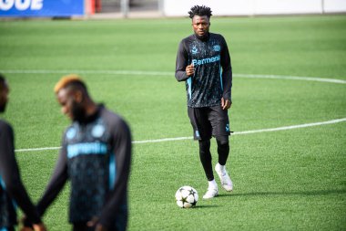 LEVERKUSEN, ALMANY - 30 Eylül 2024 Edmond Tapsoba, Uygulama. Bayer 04 Leverkusen ile Bayarena 'da AC Milan arasında oynanan UEFA Şampiyonlar Ligi karşılaşması