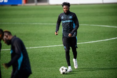 LEVERKUSEN, ALMANY - 30 Eylül 2024 Edmond Tapsoba, Uygulama. Bayer 04 Leverkusen ile Bayarena 'da AC Milan arasında oynanan UEFA Şampiyonlar Ligi karşılaşması