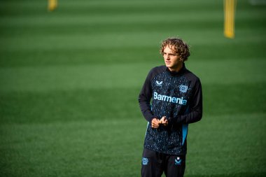 LEVERKUSEN, ALMANY - 30 Eylül 2024: Ferdinand Pohl, Pratik. Bayer 04 Leverkusen ile Bayarena 'da AC Milan arasında oynanan UEFA Şampiyonlar Ligi karşılaşması