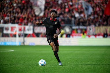 LEVERKUSEN, ALMANY - 5 EKİM, 2024: Edmond Tapsoba, Bundesliga, maç 2. Bayer 04 Leverkusen, Bayarena 'da Holstein Kiel' e karşı.