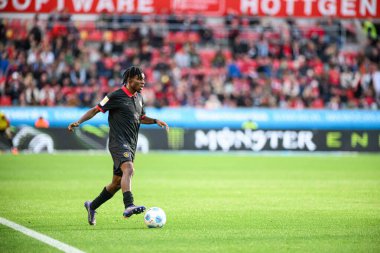 LEVERKUSEN, ALMANY - 5 EKİM, 2024 Jeremie Frimpong Bundesliga, maç 2. Bayer 04 Leverkusen, Bayarena 'da Holstein Kiel' e karşı.