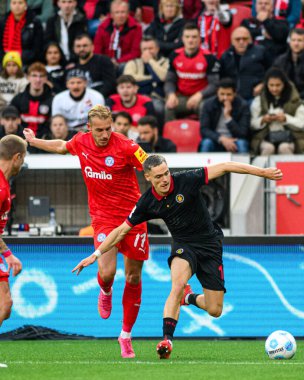 LEVERKUSEN, ALMANY - 5 Ekim 2024: Timo Becker, Florian Wirtz, Bundesliga, maç 2. Bayer 04 Leverkusen, Bayarena 'da Holstein Kiel' e karşı.