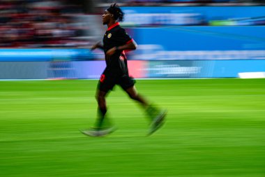 LEVERKUSEN, ALMANY - 5 EKİM, 2024: Jeremie Frimpong, Bundesliga, maç 2. Bayer 04 Leverkusen, Bayarena 'da Holstein Kiel' e karşı.