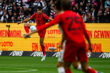 FRANKFURT, GERMANY - 6 Ekim 2024: Aleksandar Pavloviç, Bundesliga SG Eintracht Frankfurt FC Bayern 'e karşı Deutsche Park' ta oynanan futbol maçı