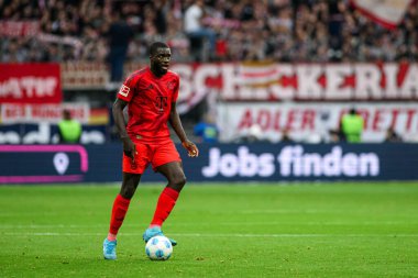 FRANKFURT, GERMANY - 6 Ekim 2024: Dayot Upamecano Bundesliga SG Eintracht Frankfurt FC Bayern 'e karşı Deutsche Park' ta oynanan futbol maçı