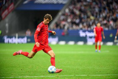 FRANKFURT, GERMANY - 6 Ekim 2024: Thomas Mueller, Deutsche Park 'ta Bundesliga SG Eintracht Frankfurt FC Bayern' e karşı futbol maçı