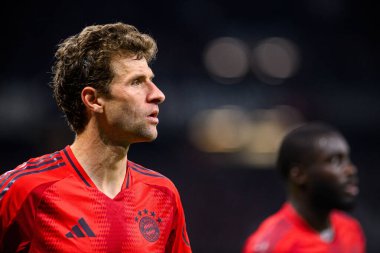 FRANKFURT, GERMANY - 6 Ekim 2024: Thomas Mueller, Deutsche Park 'ta Bundesliga SG Eintracht Frankfurt FC Bayern' e karşı futbol maçı