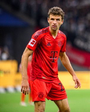 FRANKFURT, GERMANY - 6 Ekim 2024: Thomas Mueller, Deutsche Park 'ta Bundesliga SG Eintracht Frankfurt FC Bayern' e karşı futbol maçı