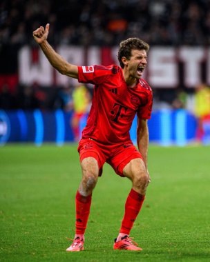 FRANKFURT, GERMANY - 6 Ekim 2024: Thomas Mueller, Deutsche Park 'ta Bundesliga SG Eintracht Frankfurt FC Bayern' e karşı futbol maçı