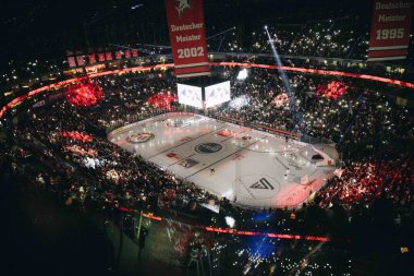 COLOGNE, ALMANY - 11 Ekim 2024: Hokey maçı DEL Koelner Haie - Schwenninger Lanxess Arena 'da Vahşi Kanatlar