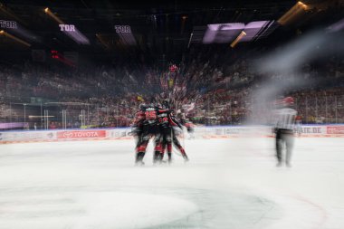 COLOGNE, ALMANY - 11 Ekim 2024: Hokey maçı DEL Koelner Haie - Schwenninger Lanxess Arena 'da Vahşi Kanatlar