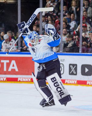 COLOGNE, Almanya - 13 Ekim 2024: Hokey maçı DEL KOELNER HAIE - ERC INGOLSTADT Lanxess Arena