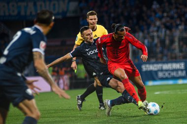 BOCHUM, GERMANY - 27 Ekim 2024: Ivan Ordets Leroy Sane 'ye karşı, VfL Bochum 1848 FC Bayern Muenchen' e karşı Vonovia Ruhr Stadyumu 'nda oynanan futbol maçı