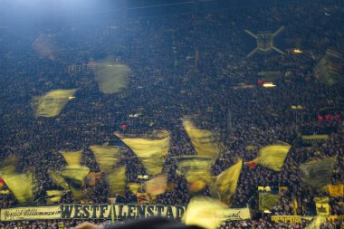 DORTMUND, ALMANY - 05.11.24: Sarı duvar, fan ultra tribünü. Maç, SIGNAL IDUNA PARK 'ta UEFA Şampiyonlar Ligi Borussia Dortmund ile Sturm Graz arasında oynanacak.