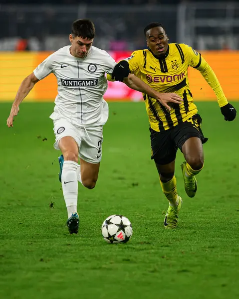 DORTMUND, GERMANY - 05.11.24: Jamie Gittens, SIGNAL IDUNA PARK 'ta UEFA Şampiyonlar Ligi Borussia Dortmund - Sturm Graz maçı