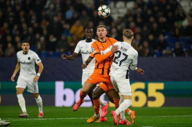 GELSENKIRCHEN, GERMANY - 6 NOVEMBER, 2024: Oleksandr Zubkov, Lewin Blum, UEFA Şampiyonlar Ligi futbol karşılaşması FC Shakhtar Donetsk ile Veltins Arena 'daki BSC Young Boys