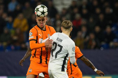 GELSENKIRCHEN, GERMANY - 6 NOVEMBER, 2024: Oleksandr Zubkov, Lewin Blum, UEFA Şampiyonlar Ligi futbol karşılaşması FC Shakhtar Donetsk ile Veltins Arena 'daki BSC Young Boys