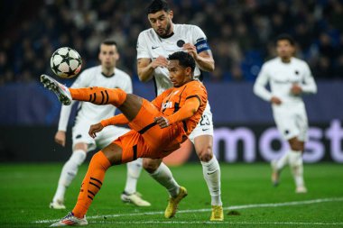 GELSENKIRCHEN, GERMANY - 6 Kasım 2024: Eguinaldo, UEFA Şampiyonlar Ligi futbol karşılaşması FC Shakhtar Donetsk ile Veltins Arena 'da BSC Young Boys arasında