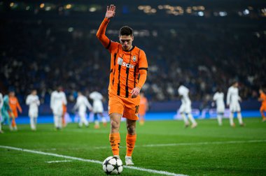 GELSENKIRCHEN, GERMANY - 6 Kasım 2024: Georgiy Sudakov, FC Shakhtar Donetsk ile BSC 'nin Veltins Arena' da oynadığı UEFA Şampiyonlar Ligi futbol maçı