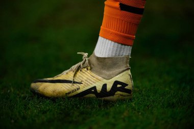 GELSENKIRCHEN, GERMANY - 6 Kasım 2024: Nike AIR botu, UEFA Şampiyonlar Ligi futbol maçı FC Shakhtar Donetsk ve Veltins Arena 'da BSC Young Boys arasında