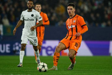 GELSENKIRCHEN, GERMANY - 6 Kasım 2024: Georgiy Sudakov, FC Shakhtar Donetsk ile BSC 'nin Veltins Arena' da oynadığı UEFA Şampiyonlar Ligi futbol maçı