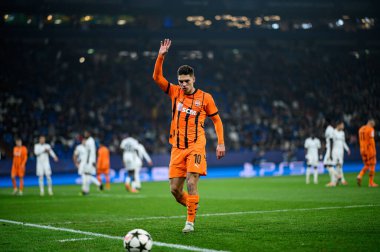 GELSENKIRCHEN, GERMANY - 6 Kasım 2024: Georgiy Sudakov, FC Shakhtar Donetsk ile BSC 'nin Veltins Arena' da oynadığı UEFA Şampiyonlar Ligi futbol maçı