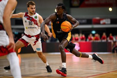 LEVERKUSEN, ALMANY - 10 Kasım 2024: Grosber Dorian, 2. Basketbol Bundesliga 'sı. Basketbol maçı Bayer Giants Leverkusen, Ostermann Arena 'da LOK Bernau' ya karşı.