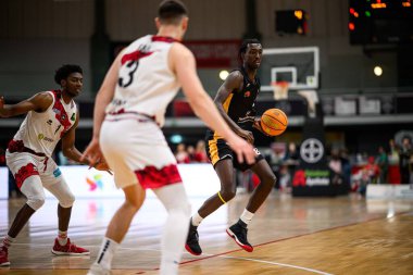 LEVERKUSEN, ALMANY - 10 Kasım 2024: Grosber Dorian, 2. Basketbol Bundesliga 'sı. Basketbol maçı Bayer Giants Leverkusen, Ostermann Arena 'da LOK Bernau' ya karşı.