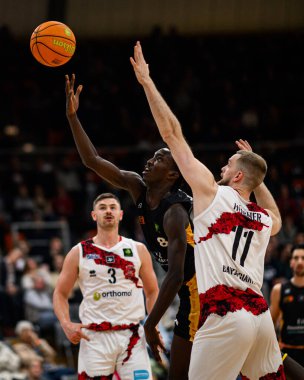 LEVERKUSEN, ALMANY - 10 Kasım 2024 BARMER 2. Basketbol Bundesliga 'sı. Basketbol maçı Bayer Giants Leverkusen, Ostermann Arena 'da LOK Bernau' ya karşı.