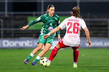 COLOGNE, GERMANY - 18 Kasım 2024: Tuana Shahnis Cindy Mahmoud, 1.FC Kadınlar Bundesliga 1.FC Koeln karşı SV Werder Bremen Franz Kremer Stadyumu 'nda