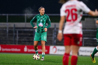 COLOGNE, GERMANY - 18 Kasım 2024: Franz Kremer Stadyumu 'nda Kadınlar Bundesliga 1.FC Koeln' e karşı SV Werder Bremen maçı