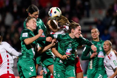 COLOGNE, GERMANY - 18 Kasım 2024: Franz Kremer Stadyumu 'nda Kadınlar Bundesliga 1.FC Koeln' e karşı SV Werder Bremen maçı