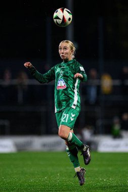 COLOGNE, ALMANY - 18 Kasım 2024 Caroline Siems. Bayanlar Bundesliga 1.FC Koeln, Franz Kremer Stadyumu 'nda Werder Bremen' e karşı.