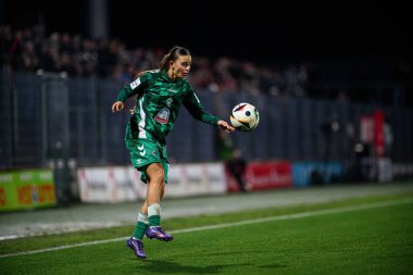 COLOGNE, GERMANY - 18 Kasım 2024: Tuana Shahnis Cindy Mahmoud, 1.FC Kadınlar Bundesliga 1.FC Koeln karşı SV Werder Bremen Franz Kremer Stadyumu 'nda