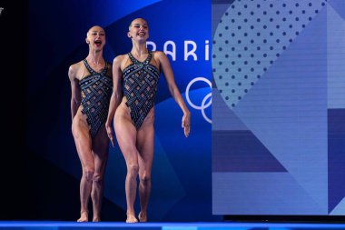 PARIS, FRANCE - 9 AUGust, 2024: BAYANDINA Anastasia LUNEL Romane, The Artistic Swimming, Düet, Teknik Rutin, Sanatsal Yüzme, Düet, Teknik Rutin, Aquatics Centre 'ta Paris 2024 Olimpiyat Oyunları