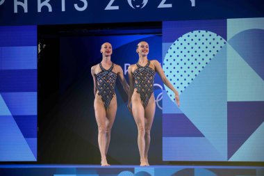 PARIS, FRANCE - 9 AUGust, 2024: BAYANDINA Anastasia LUNEL Romane, The Artistic Swimming, Düet, Teknik Rutin, Sanatsal Yüzme, Düet, Teknik Rutin, Aquatics Centre 'ta Paris 2024 Olimpiyat Oyunları