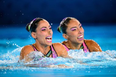PARIS, FRANCE - 9 AUGust, 2024: DIOSDADO Nuria, JIMENEZ Joana, The Artistic Swimming, Düet, Teknik Rutin, Sanatsal Yüzme, Düet, Teknik Rutin, Aquatics Centre 'ta Paris 2024 Olimpiyat Oyunları
