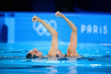 PARIS, FRANCE - 9 AUGust, 2024: ALEXANDRI Anna-Maria, ALEXANDRI Eirini-Marina, The Artistic Swimming, Duet, Technical Routine, Artistic Swimming, Duet, Technical Routine, Aquatics Centre 'da Paris 2024 Olimpiyat Oyunları