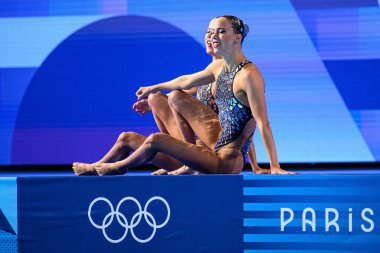 PARIS, FRANCE - 9 AUGust, 2024: Bregje de Brouwer, Hollanda 'dan Noortje de Brouwer, The Artistic Swimming, Duet, Technical Routine, Artistic Swimming, Duet, Technical Routine, Sucul Merkezi' nde Paris 2024 Olimpiyat Oyunları