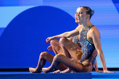 PARIS, FRANCE - 9 AUGust, 2024: Bregje de Brouwer, Hollanda 'dan Noortje de Brouwer, The Artistic Swimming, Duet, Technical Routine, Artistic Swimming, Duet, Technical Routine, Sucul Merkezi' nde Paris 2024 Olimpiyat Oyunları