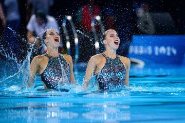 PARIS, FRANCE - 9 AUGust, 2024: Bregje de Brouwer, Hollanda 'dan Noortje de Brouwer, The Artistic Swimming, Duet, Technical Routine, Artistic Swimming, Duet, Technical Routine, Sucul Merkezi' nde Paris 2024 Olimpiyat Oyunları