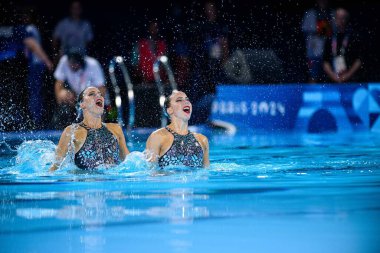 PARIS, FRANCE - 9 AUGust, 2024: Bregje de Brouwer, Hollanda 'dan Noortje de Brouwer, The Artistic Swimming, Duet, Technical Routine, Artistic Swimming, Duet, Technical Routine, Sucul Merkezi' nde Paris 2024 Olimpiyat Oyunları