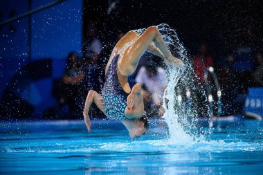 PARIS, FRANCE - 9 AUGust, 2024: Bregje de Brouwer, Hollanda 'dan Noortje de Brouwer, The Artistic Swimming, Duet, Technical Routine, Artistic Swimming, Duet, Technical Routine, Sucul Merkezi' nde Paris 2024 Olimpiyat Oyunları