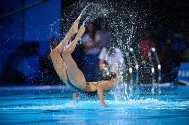 PARIS, FRANCE - 9 AUGust, 2024: Bregje de Brouwer, Hollanda 'dan Noortje de Brouwer, The Artistic Swimming, Duet, Technical Routine, Artistic Swimming, Duet, Technical Routine, Sucul Merkezi' nde Paris 2024 Olimpiyat Oyunları