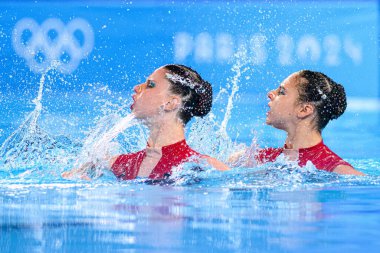 PARIS, FRANCE - 9 AĞUSTOS, 2024: OZHOGINA OZHOGIN Alisa, TIO CASAS Iris, The Artistic Swimming, Duet, Technical Routine, Artistic Swimming, Duet, Technical Routine, Paris 2024 Olimpiyat Oyunları Sucul Merkezi
