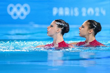 PARIS, FRANCE - 9 AĞUSTOS, 2024: OZHOGINA OZHOGIN Alisa, TIO CASAS Iris, The Artistic Swimming, Duet, Technical Routine, Artistic Swimming, Duet, Technical Routine, Paris 2024 Olimpiyat Oyunları Sucul Merkezi