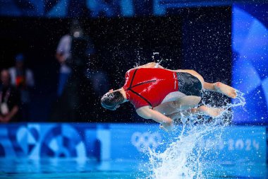 PARIS, FRANCE - 9 AĞUSTOS, 2024: OZHOGINA OZHOGIN Alisa, TIO CASAS Iris, The Artistic Swimming, Duet, Technical Routine, Artistic Swimming, Duet, Technical Routine, Paris 2024 Olimpiyat Oyunları Sucul Merkezi