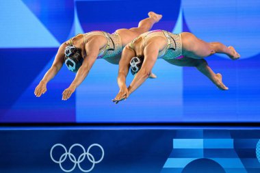 PARIS, FRANCE - 9 AĞUSTOS, 2024: KISA Kate THORPE Isabelle, The Artistic Swimming, Düet, Teknik Yüzme, Sanatsal Yüzme, Düet, Teknik Rutin, Paris 2024 Sucul Merkezi Olimpiyat Oyunları